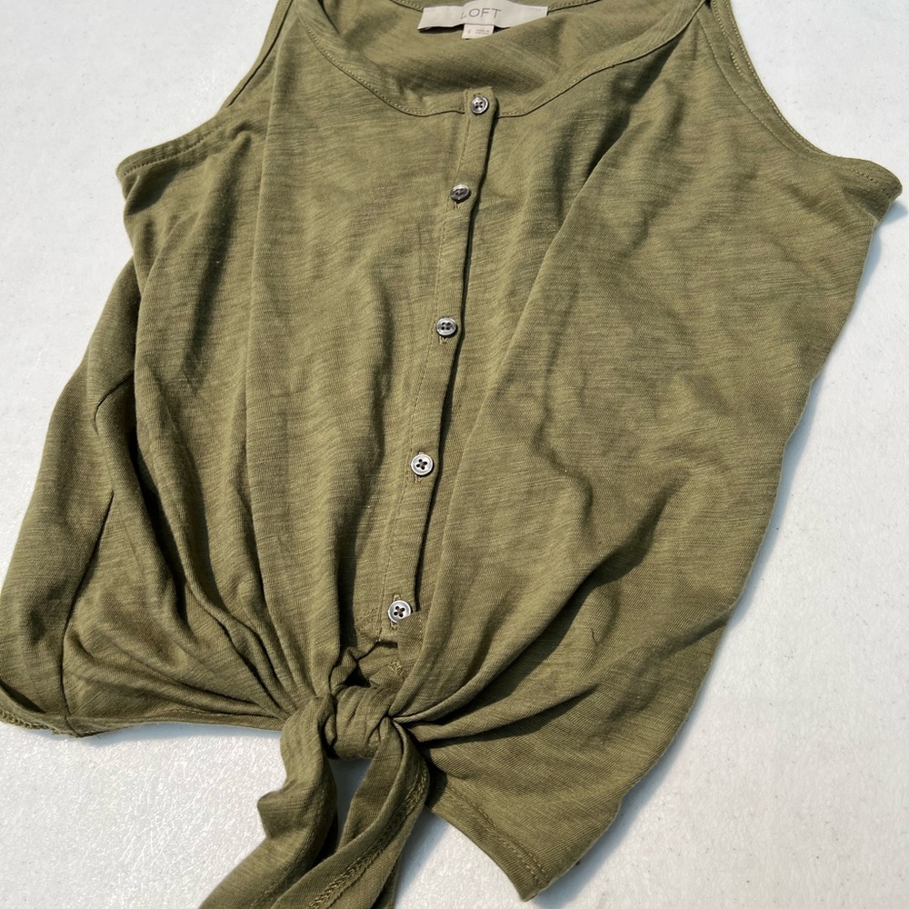 LOFT Green Tank Top with Chic Design